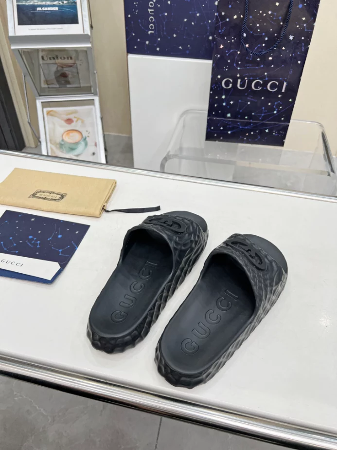 GUCCI MEN S INTERLOCKING G SLIDE SANDAL   SDG022