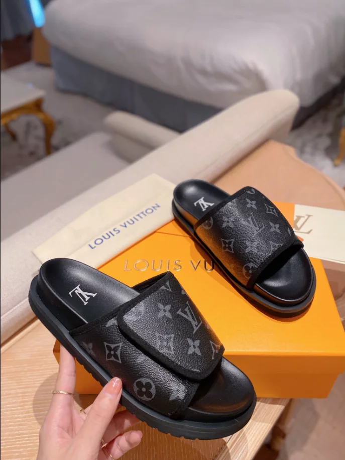 LOUIS VUITTON MIAMI MULE SANDAL   LVS27