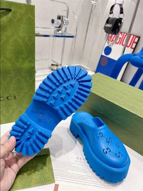 GUCCI WONMEN S PLATFORM PERFORATED G SANDAL   SDG014