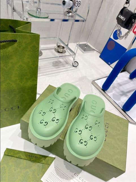 GUCCI WONMEN S PLATFORM PERFORATED G SANDAL   SDG019