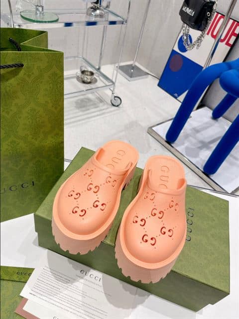 GUCCI WONMEN S PLATFORM PERFORATED G SANDAL   SDG018