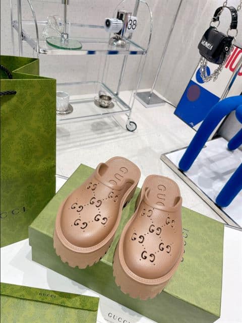 GUCCI WONMEN S PLATFORM PERFORATED G SANDAL   SDG017