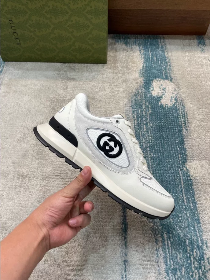 GUCCI MEN S LEATHER SNEAKER   GC201