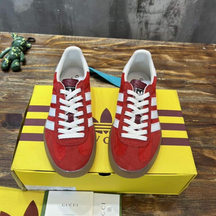 GUCCI GAZELLE SNEAKER   GC112
