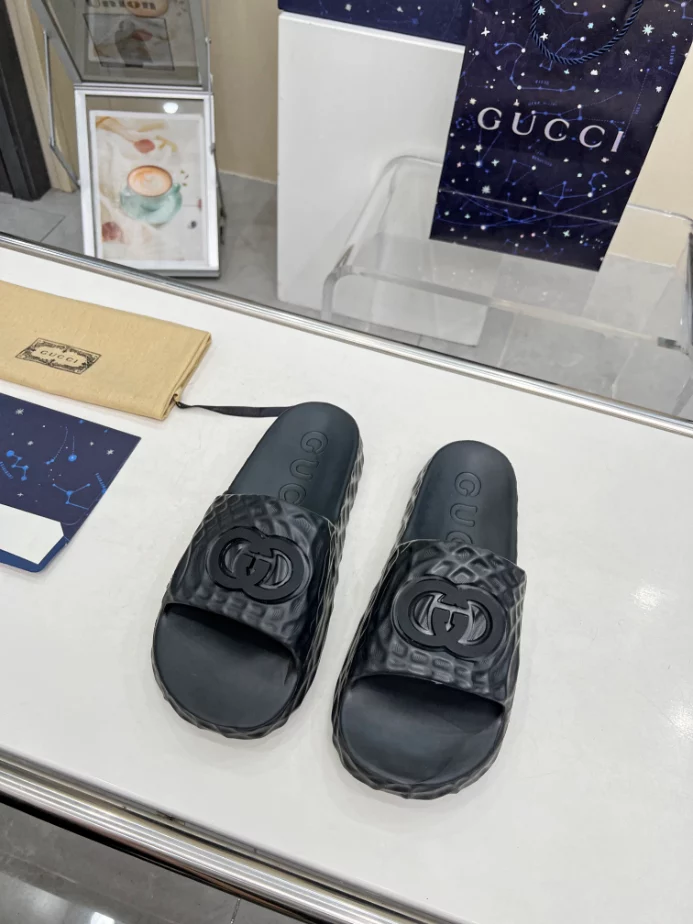 GUCCI MEN S INTERLOCKING G SLIDE SANDAL   SDG022