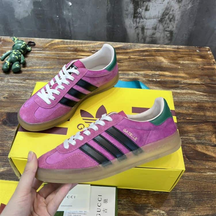 GUCCI GAZELLE SNEAKER   GC110