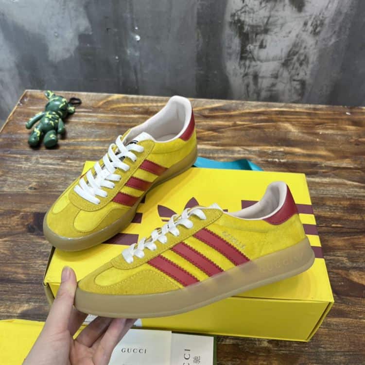 GUCCI GAZELLE SNEAKER   GC116