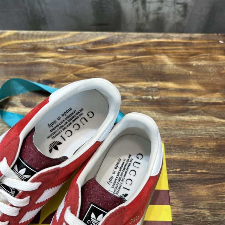 GUCCI GAZELLE SNEAKER   GC112