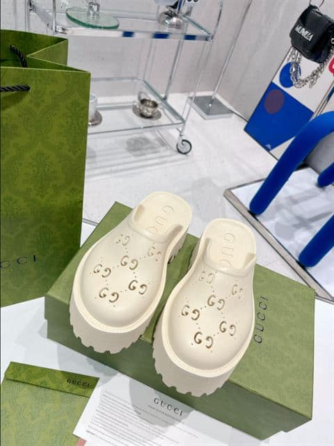 GUCCI WONMEN S PLATFORM PERFORATED G SANDAL   SDG020