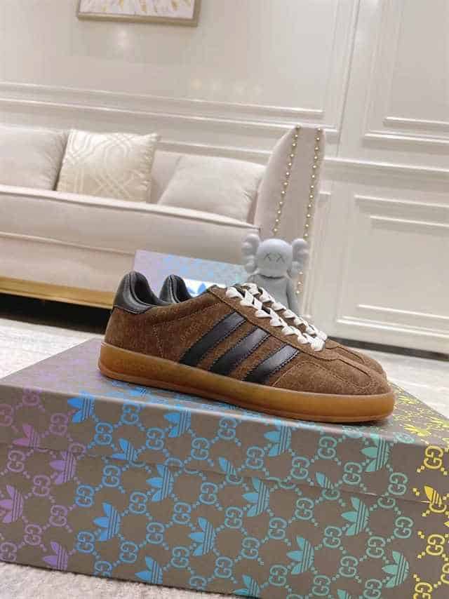GUCCI GAZELLE SNEAKER   GC105
