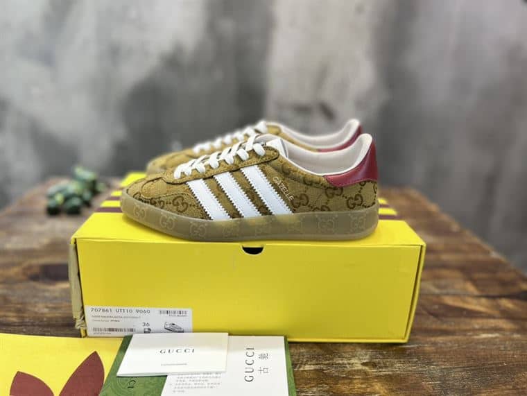 GUCCI GAZELLE SNEAKER   GC114