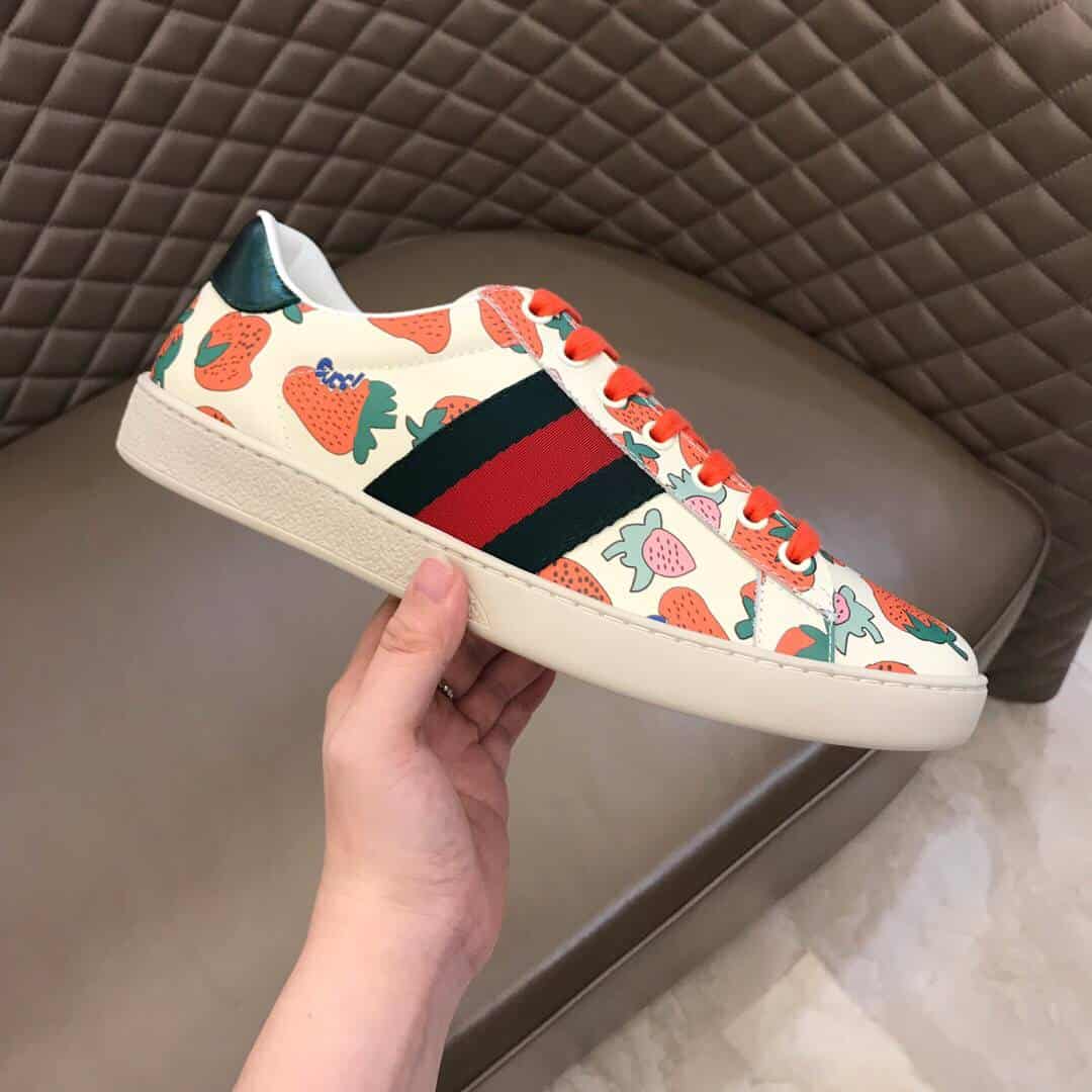 GUCCI ACE LEATHER SNEAKER WITH GUCCI STRAWBERRY PRINT   GC10