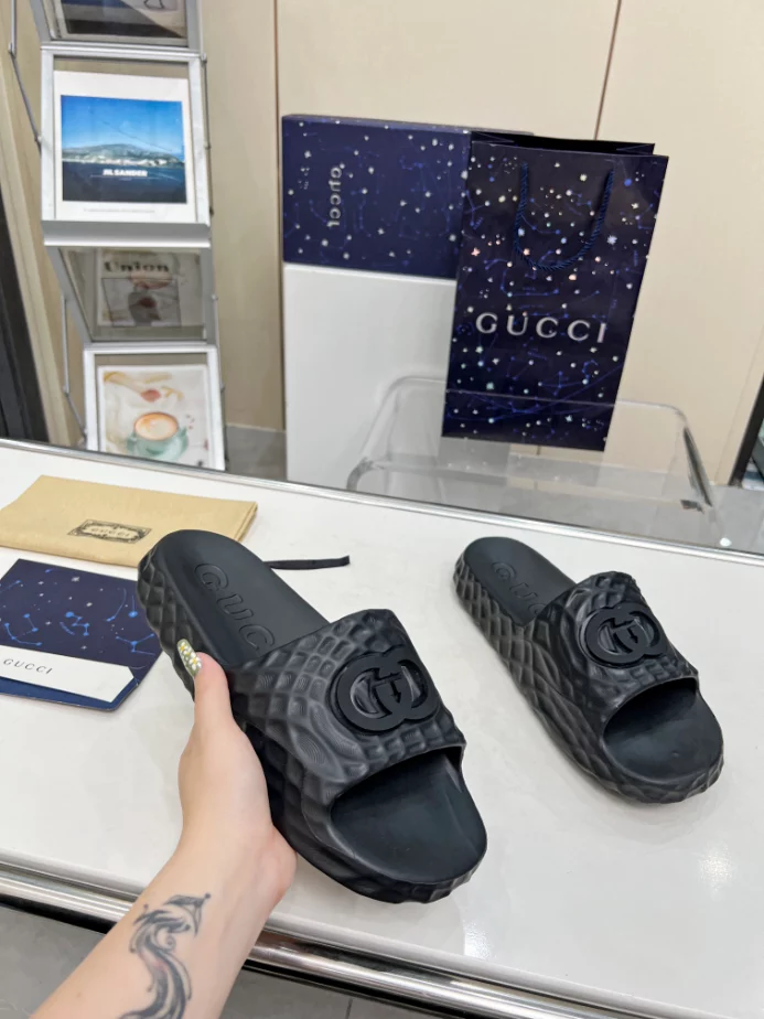 GUCCI MEN S INTERLOCKING G SLIDE SANDAL   SDG022