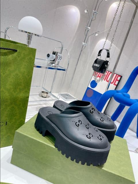 GUCCI WONMEN S PLATFORM PERFORATED G SANDAL   SDG013