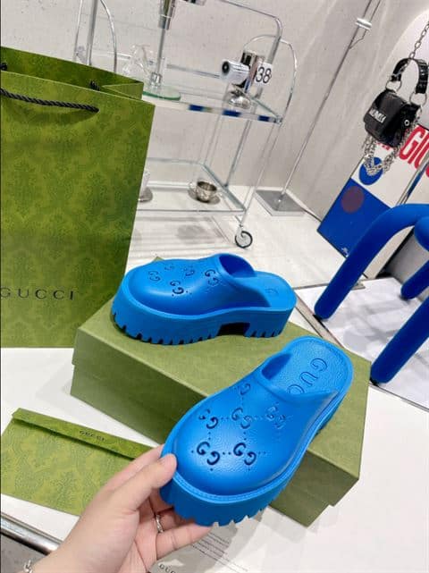 GUCCI WONMEN S PLATFORM PERFORATED G SANDAL   SDG014