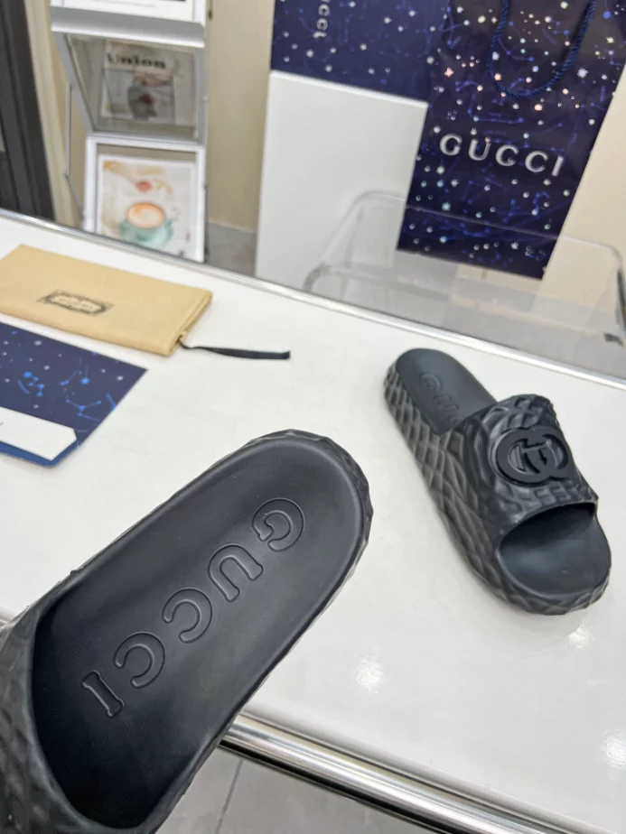 GUCCI MEN S INTERLOCKING G SLIDE SANDAL   SDG022