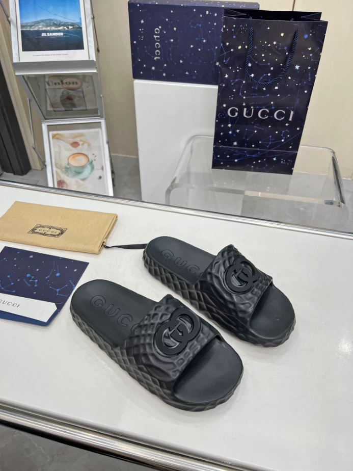 GUCCI MEN S INTERLOCKING G SLIDE SANDAL   SDG022