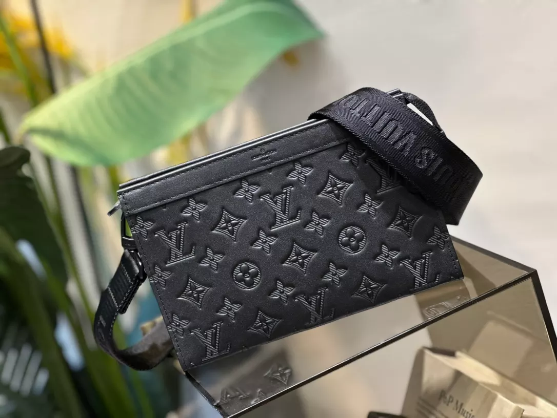 LOUIS VUITTON GASTON WEARABLE WALLET   RRG072
