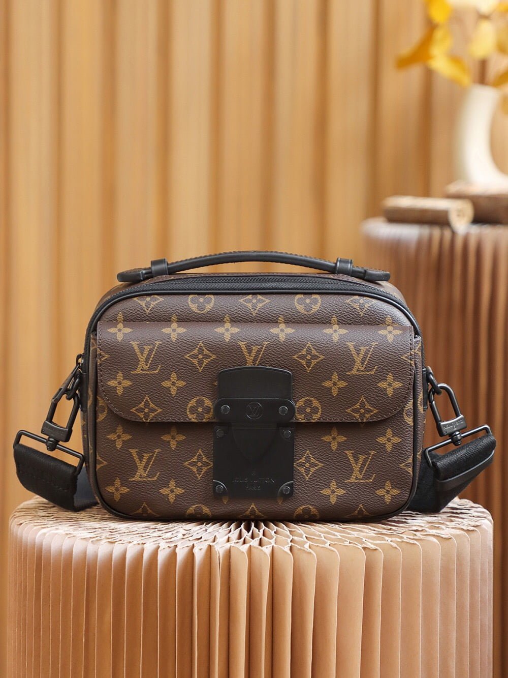 LV S Lock Messenger