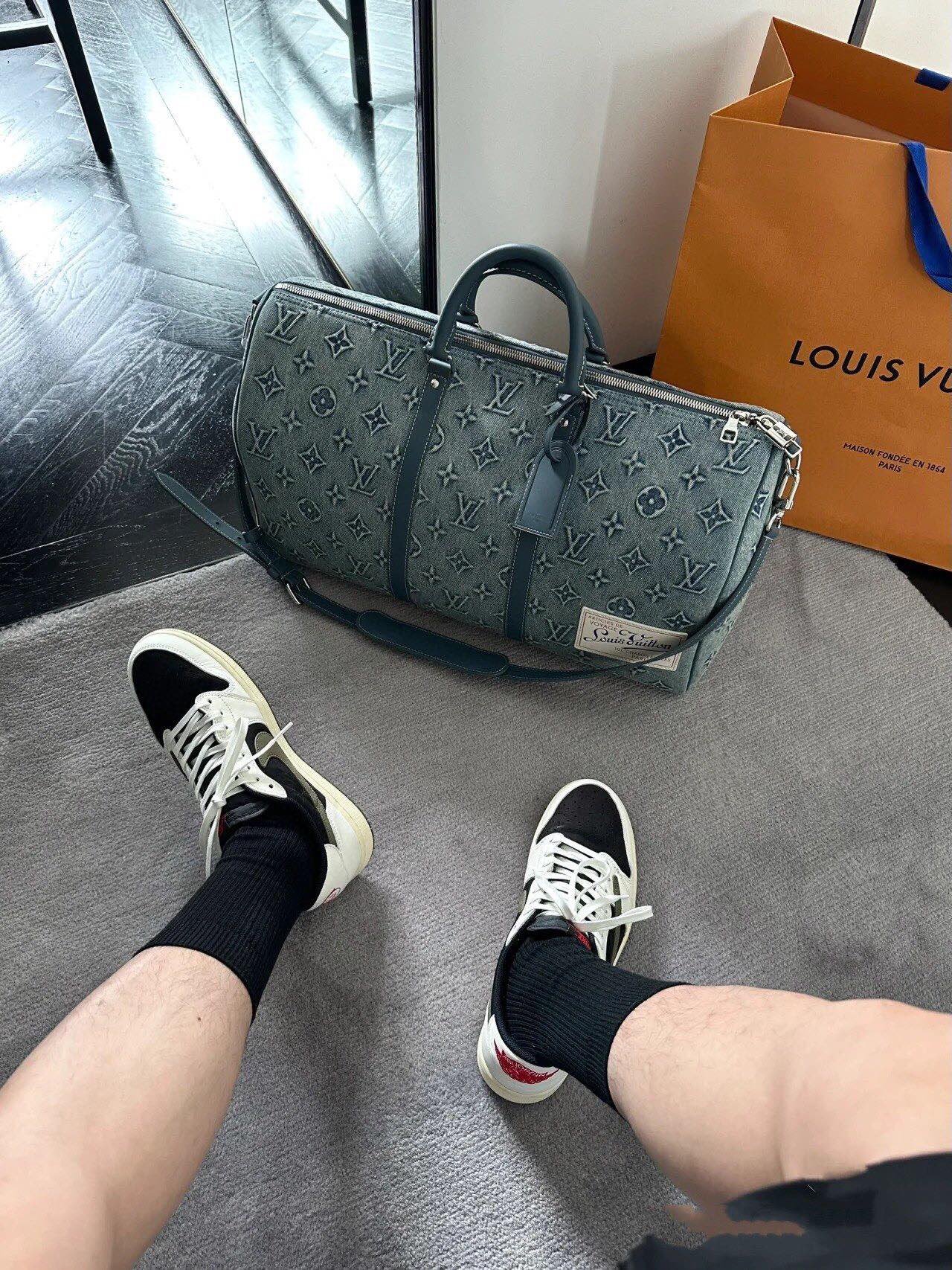 LV Keepall Bandouli��re 50