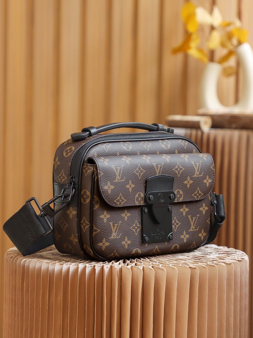 LV S Lock Messenger