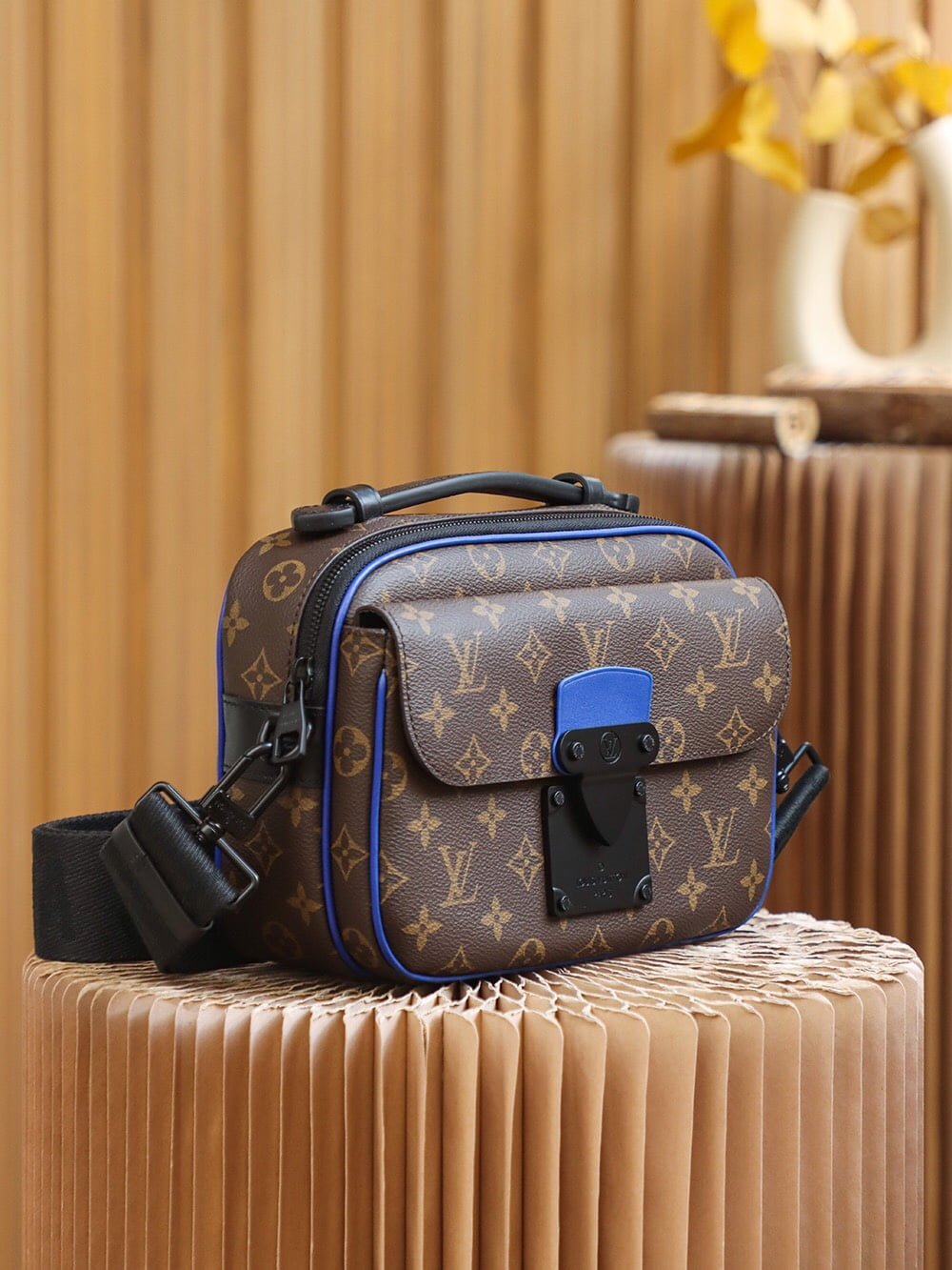 LV S Lock Messenger