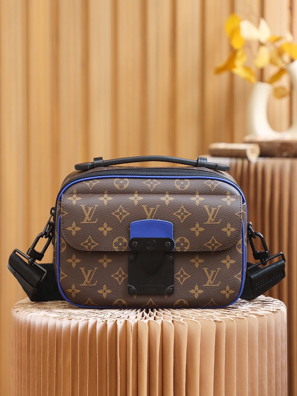 LV S Lock Messenger