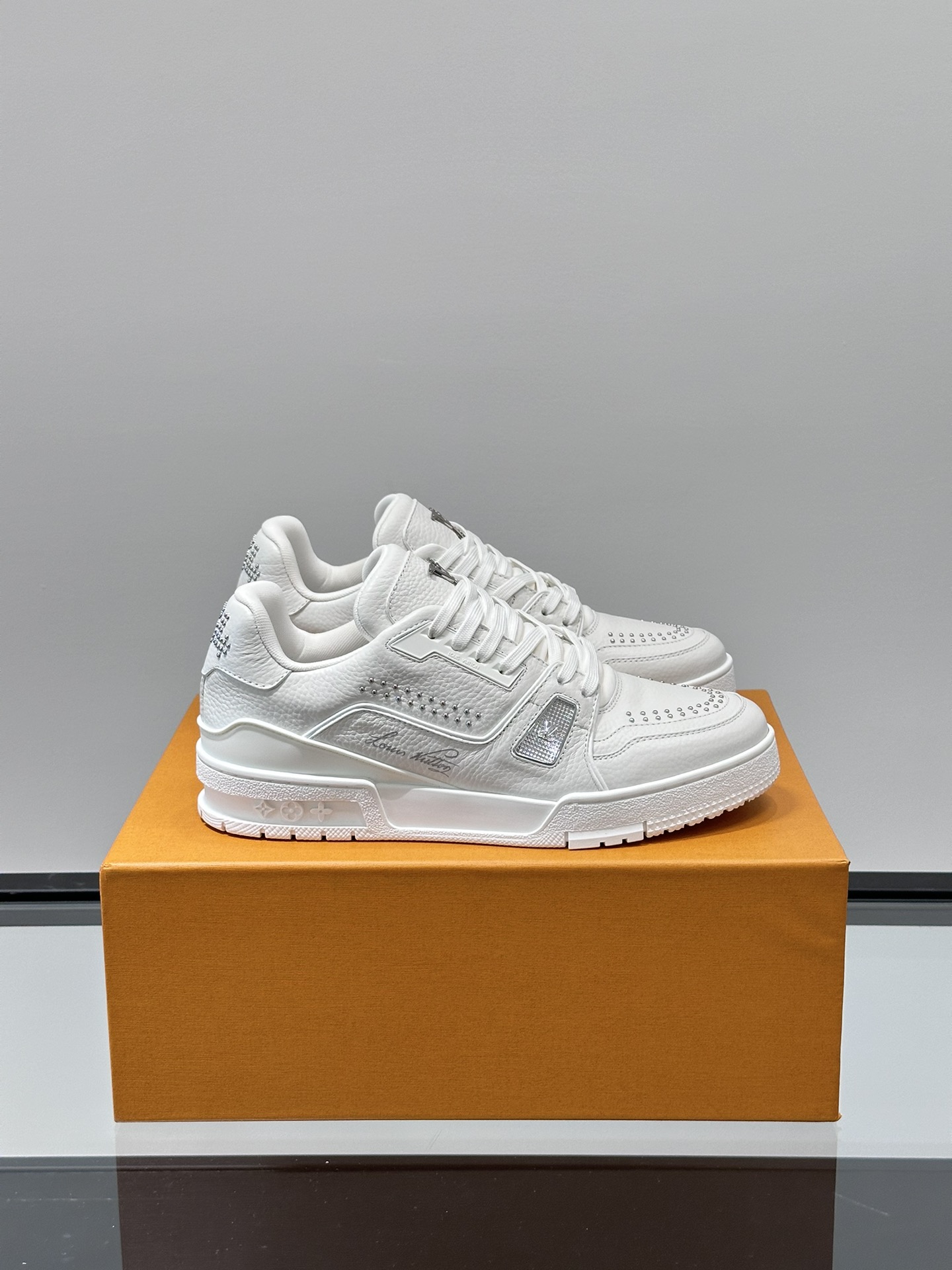 louis trainer black or white 2 colors