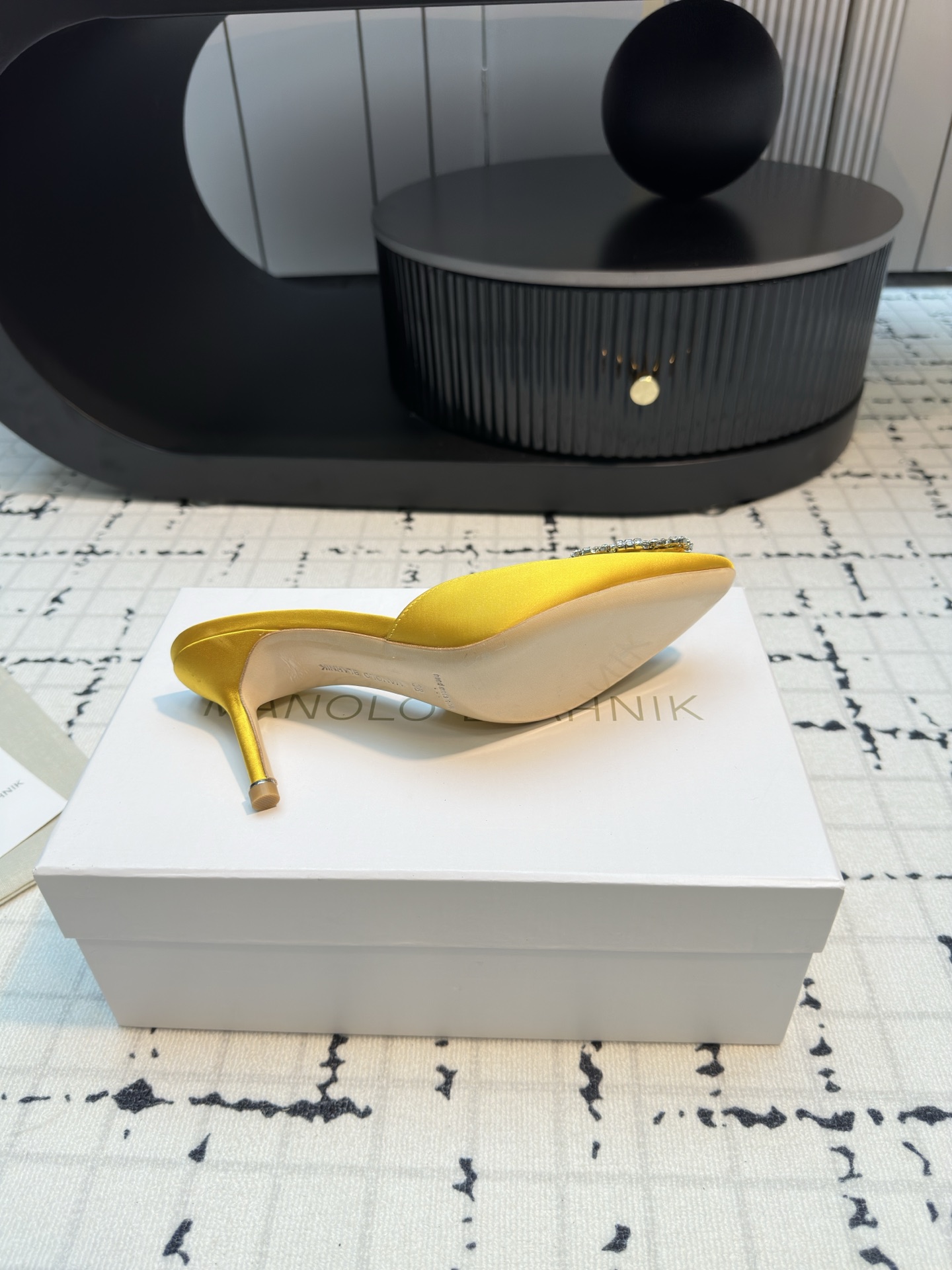 MANOLO BLAHNIK Classic Slippers Hangisimu 70 Satin Mule