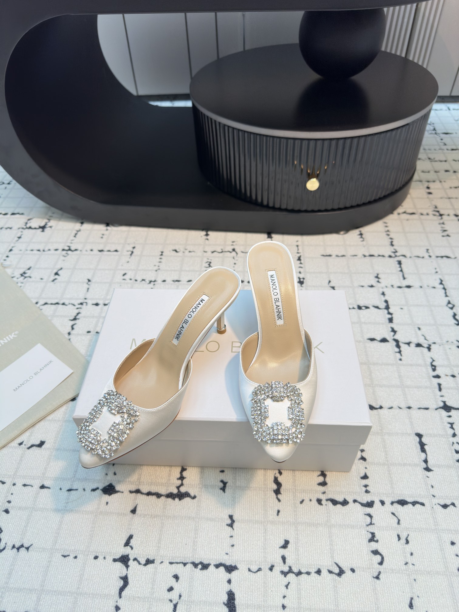 MANOLO BLAHNIK Classic Slippers Hangisimu 70 Satin Mule