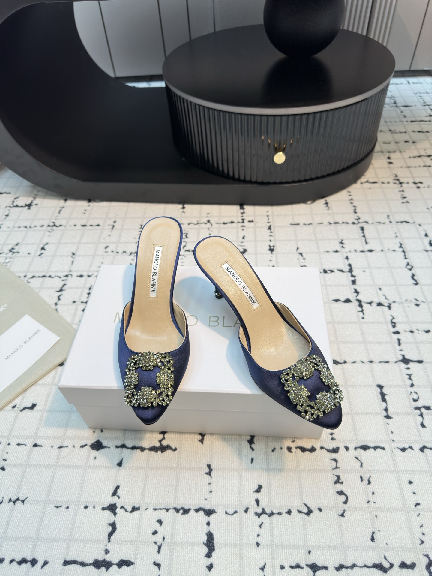 MANOLO BLAHNIK Classic Slippers Hangisimu 70 Satin Mule