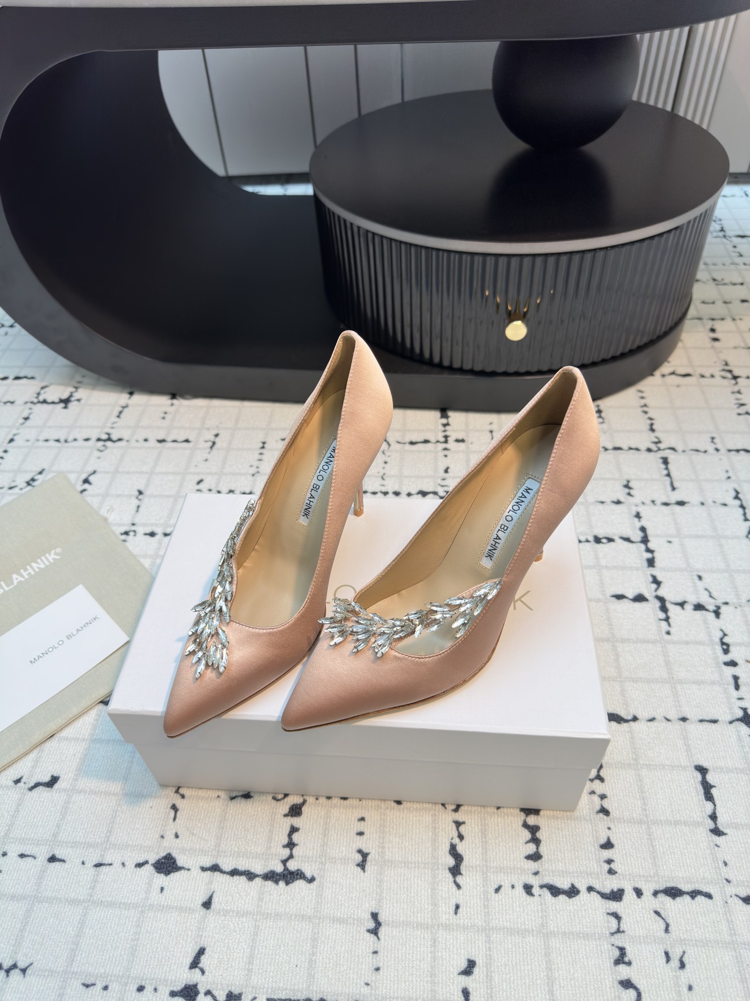 MANOLO BLAHNIK Nadira 90 Satin Pump Pink