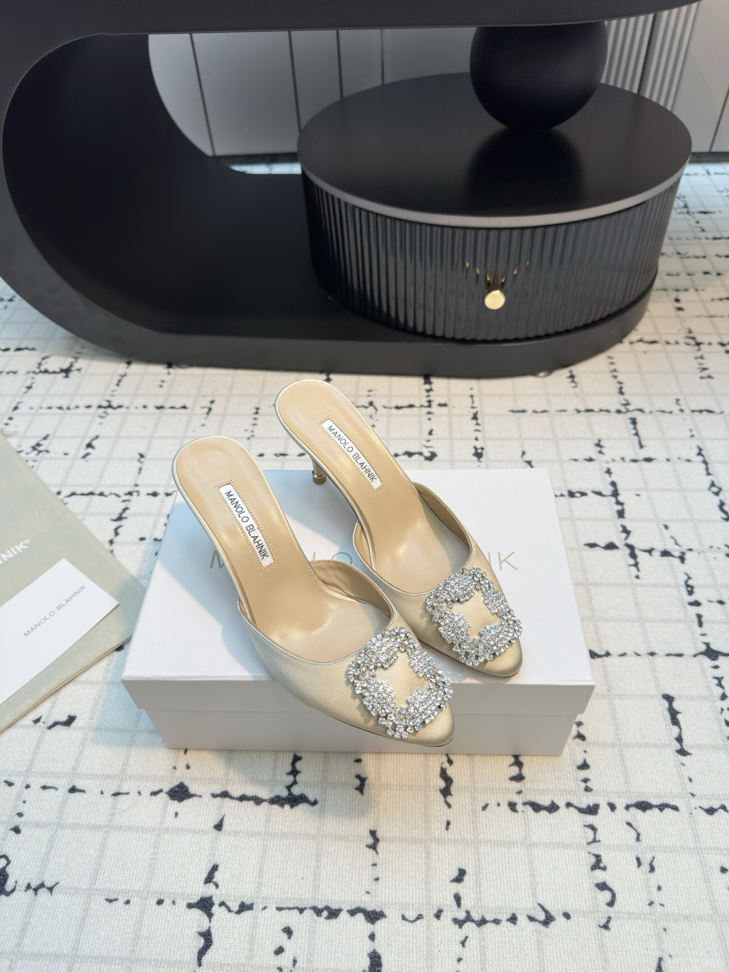 MANOLO BLAHNIK Classic Slippers Hangisimu 70 Satin Mule