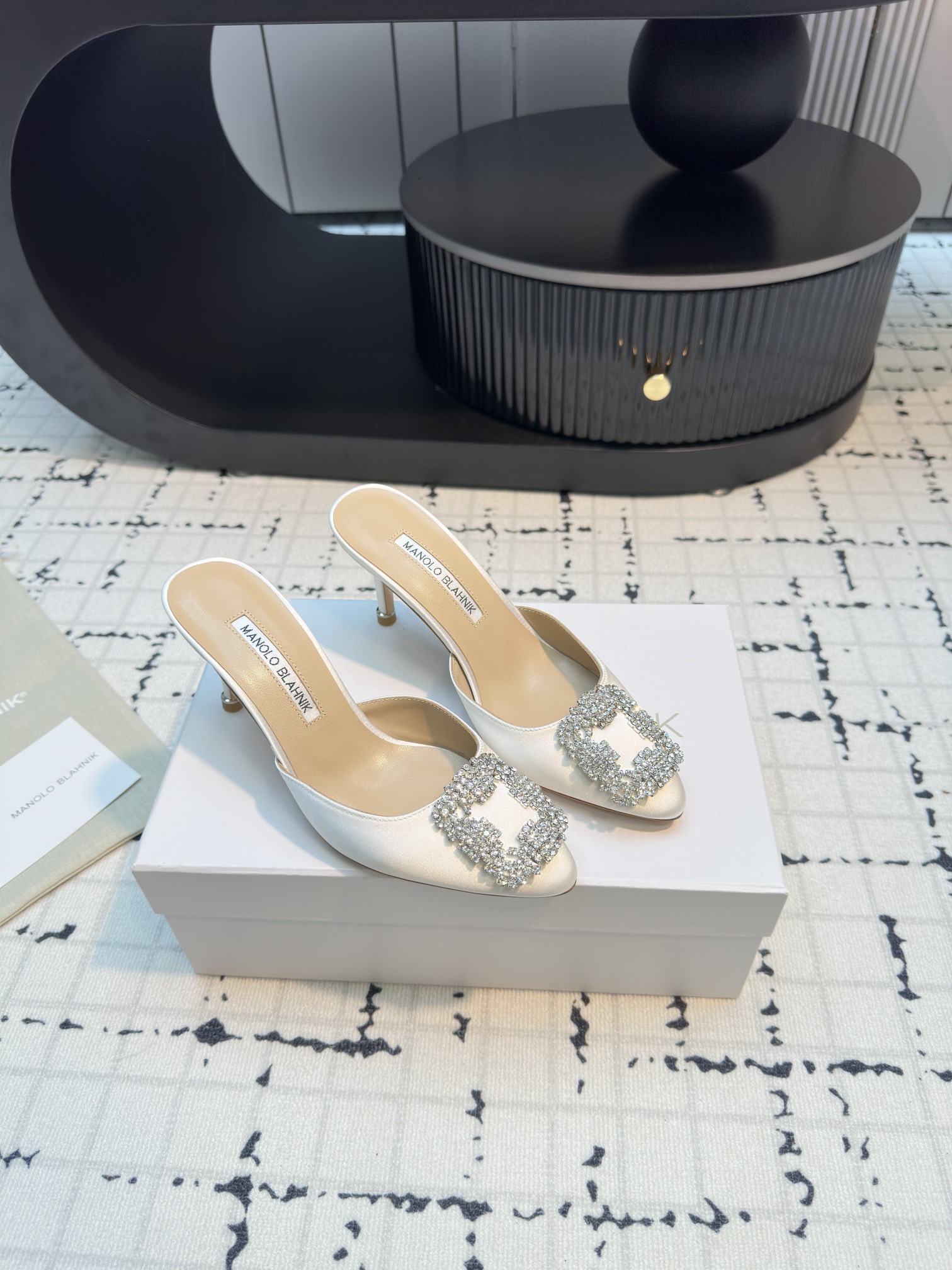 MANOLO BLAHNIK Classic Slippers Hangisimu 70 Satin Mule