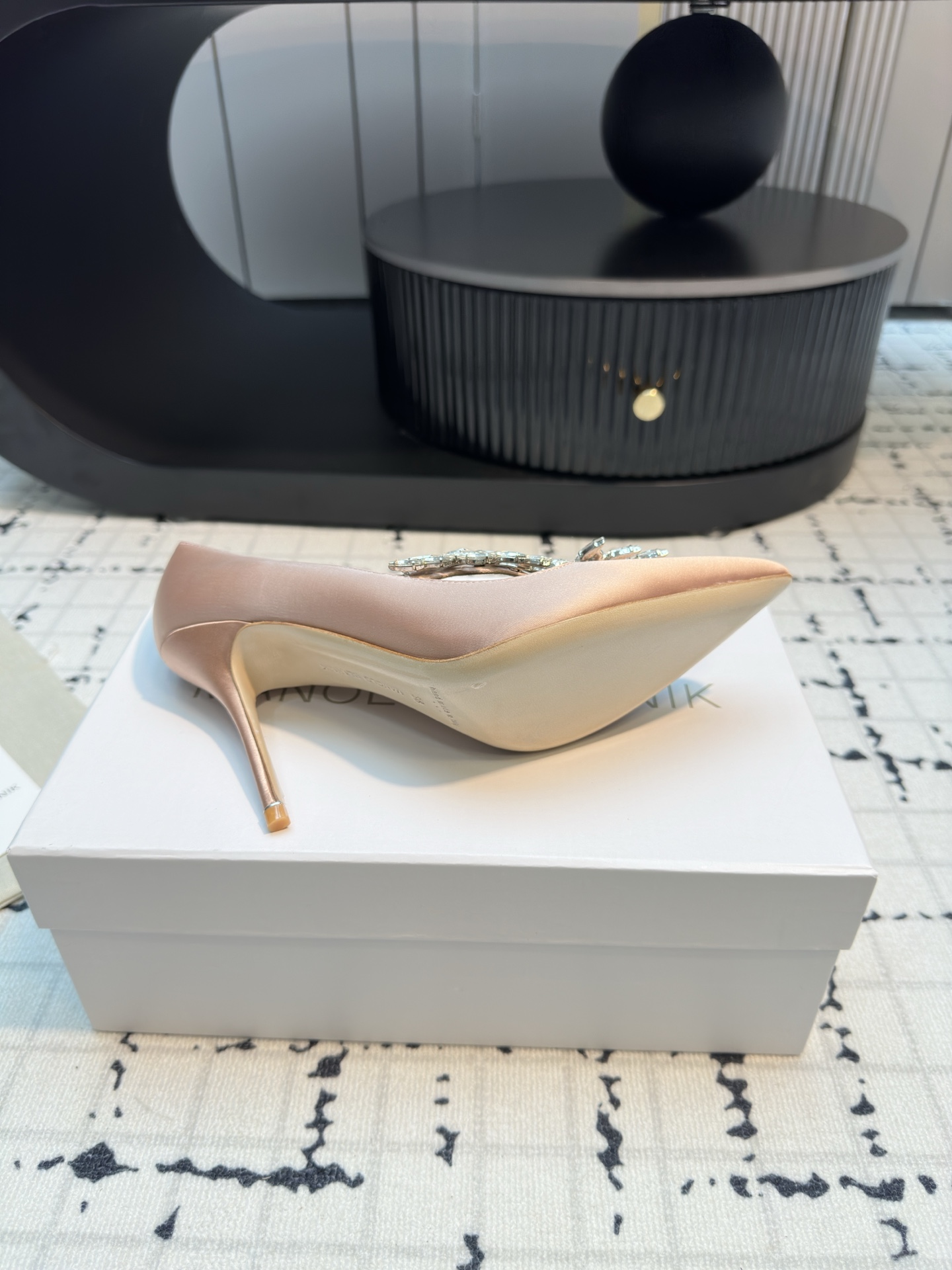 MANOLO BLAHNIK Nadira 90 Satin Pump Pink