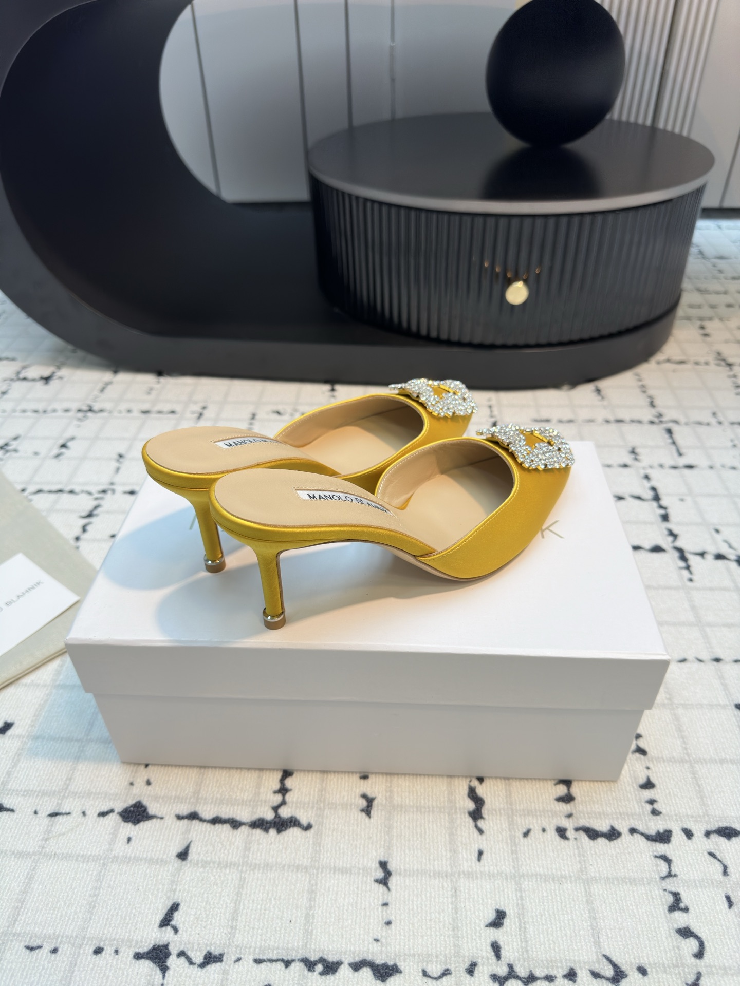 MANOLO BLAHNIK Classic Slippers Hangisimu 70 Satin Mule