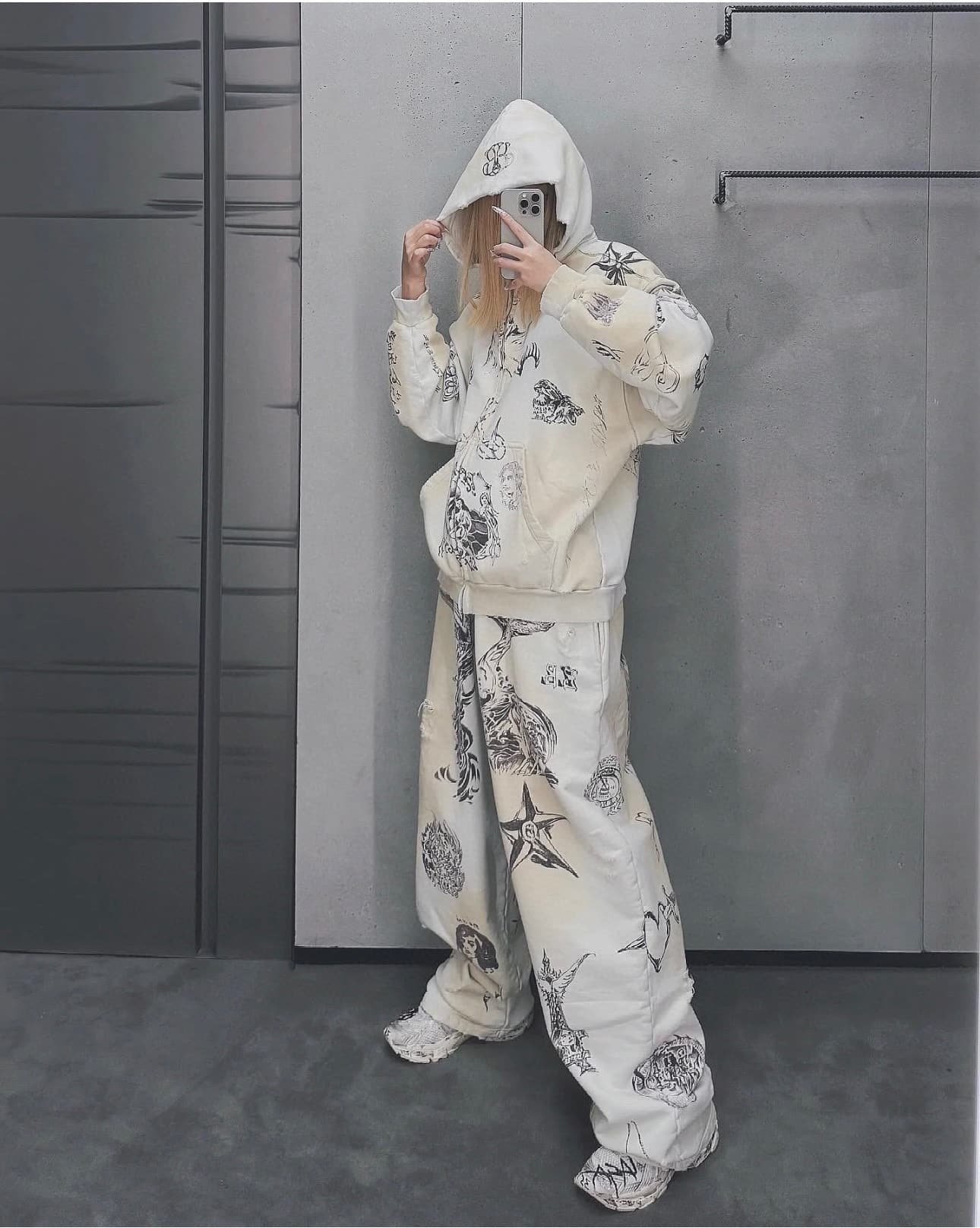 Men s Tat Baggy Sweatpants in Beige/brown