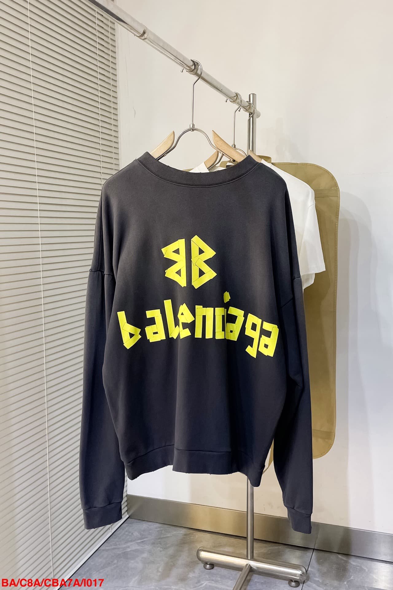 Tape Type Sweatshirt