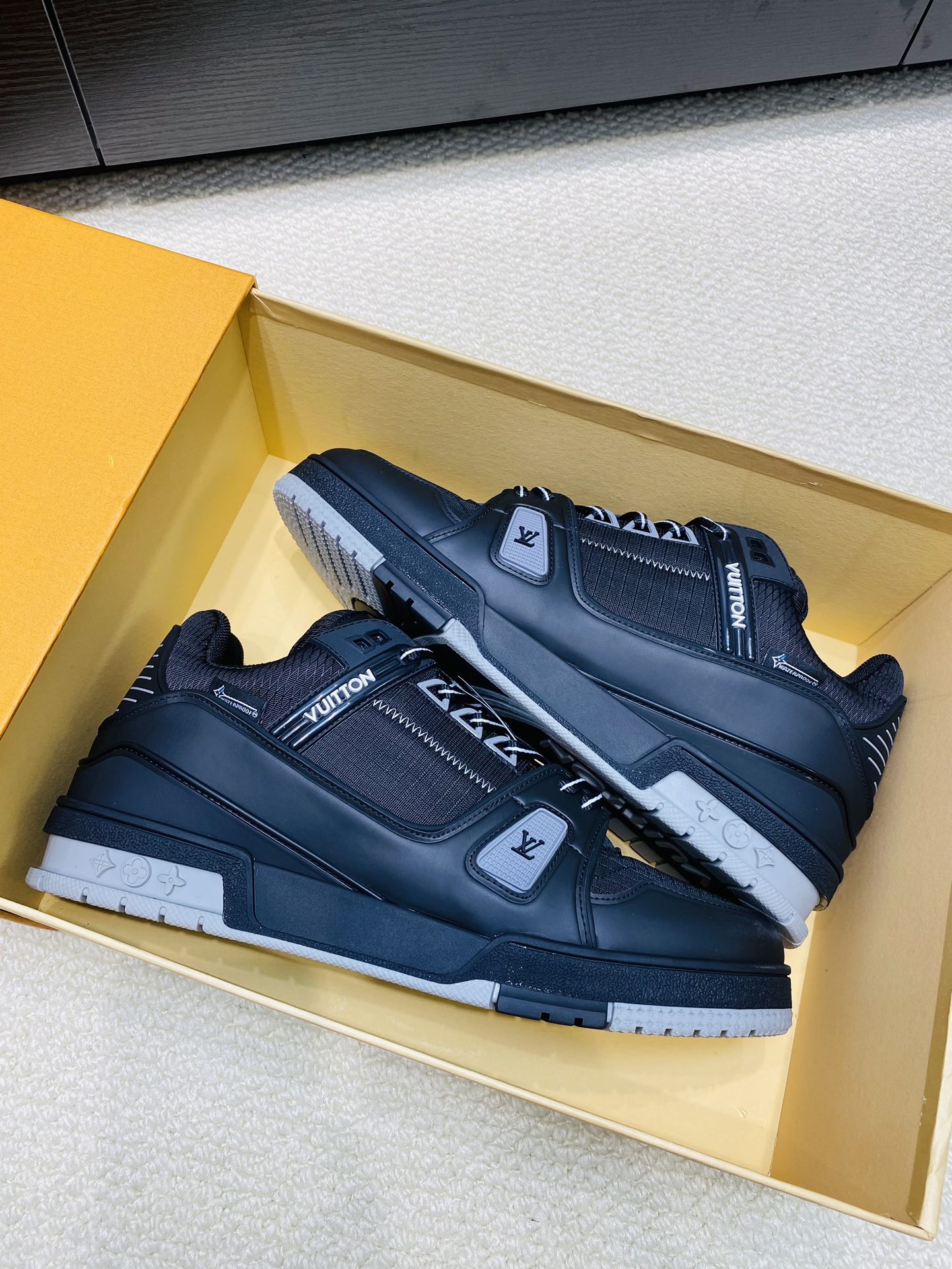 louis trainer black or white sneaker