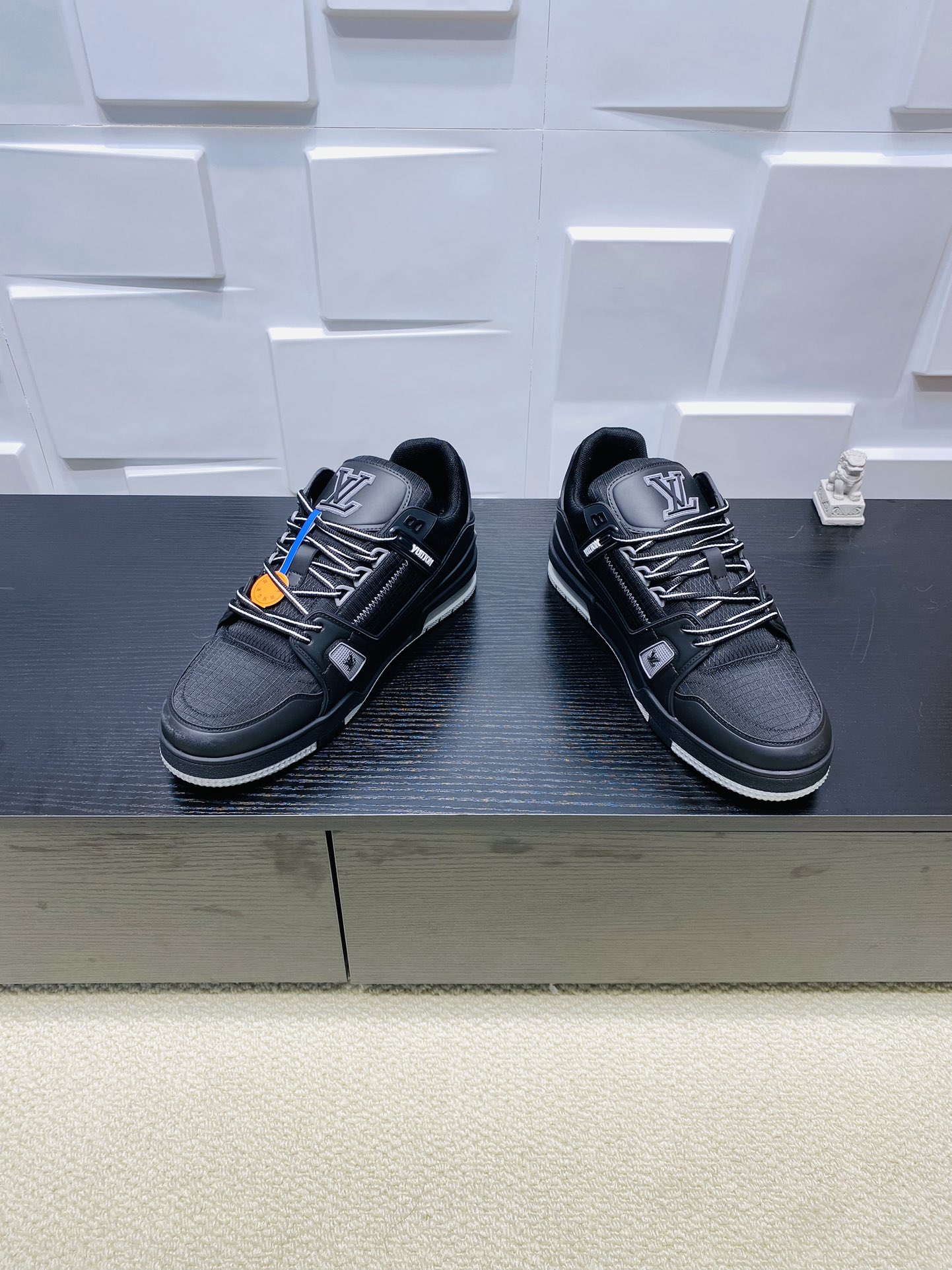 louis trainer black or white sneaker