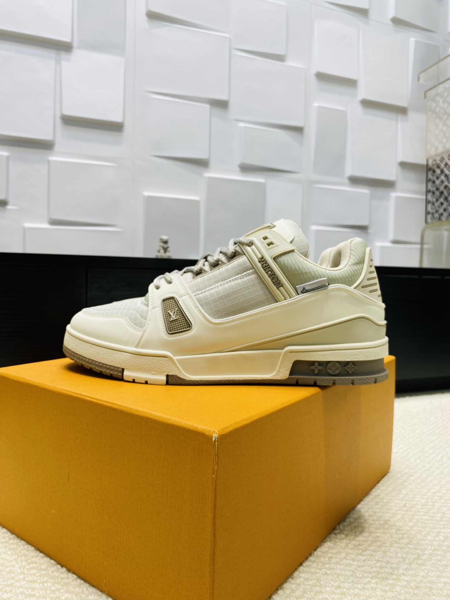 louis trainer black or white sneaker