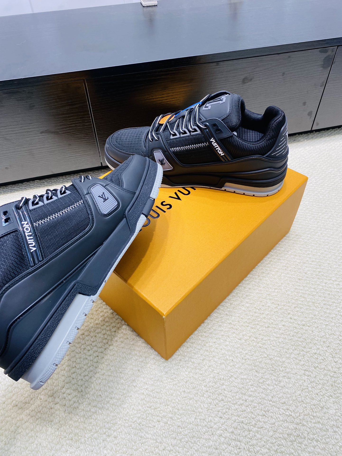 louis trainer black or white sneaker