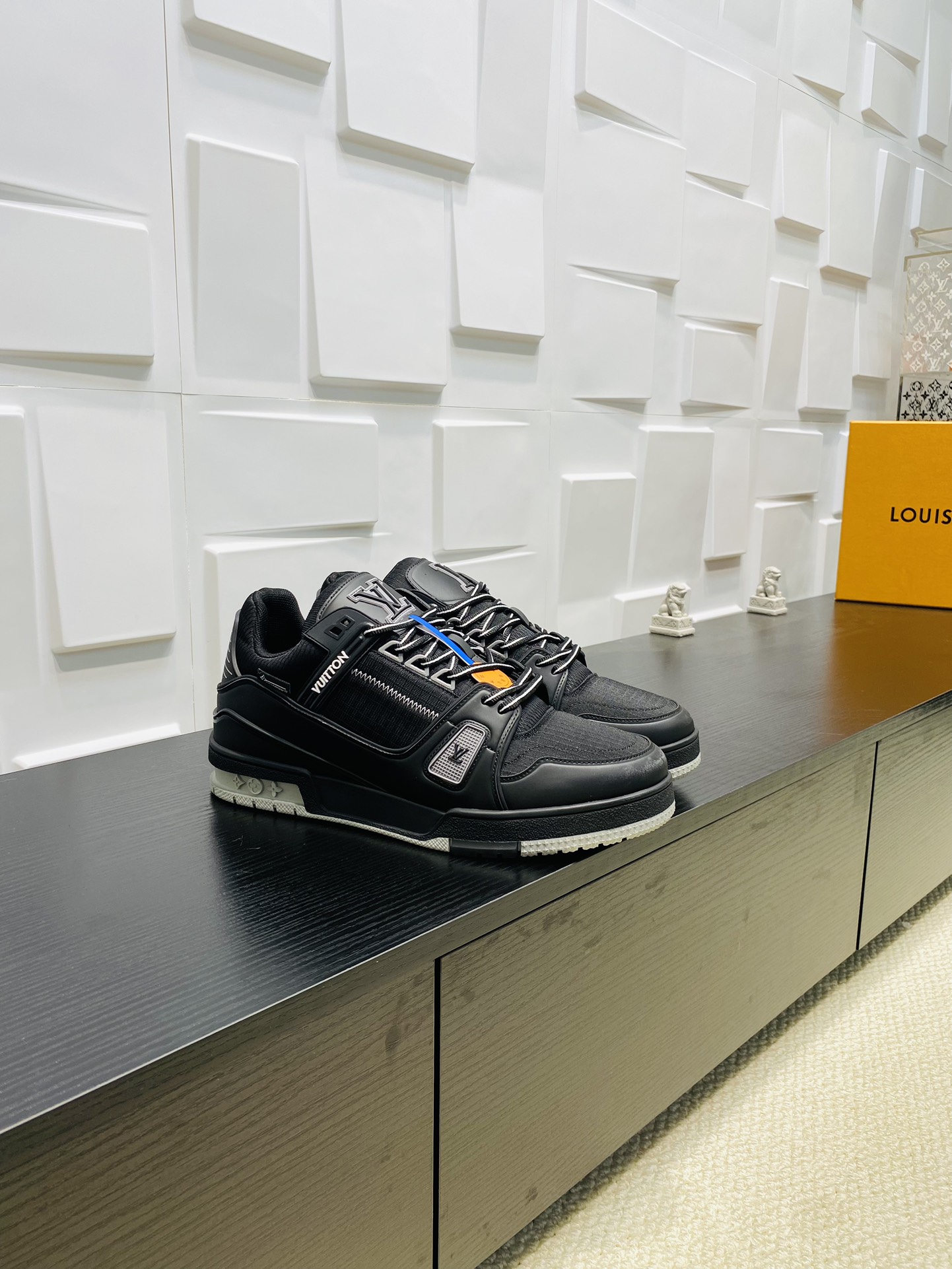 louis trainer black or white sneaker
