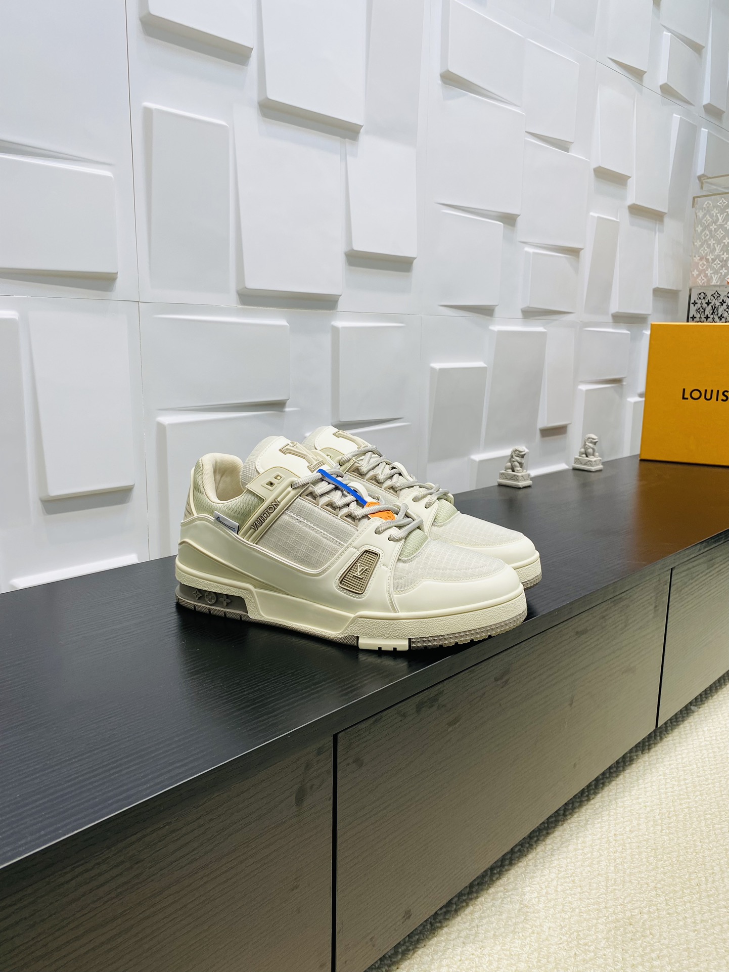 louis trainer black or white sneaker