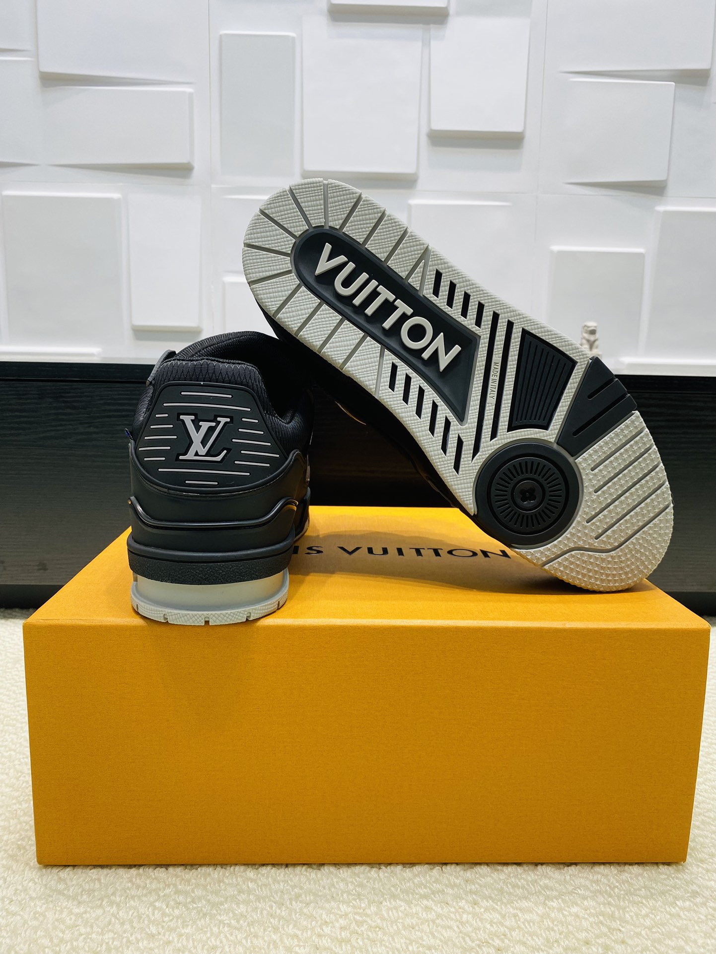 louis trainer black or white sneaker