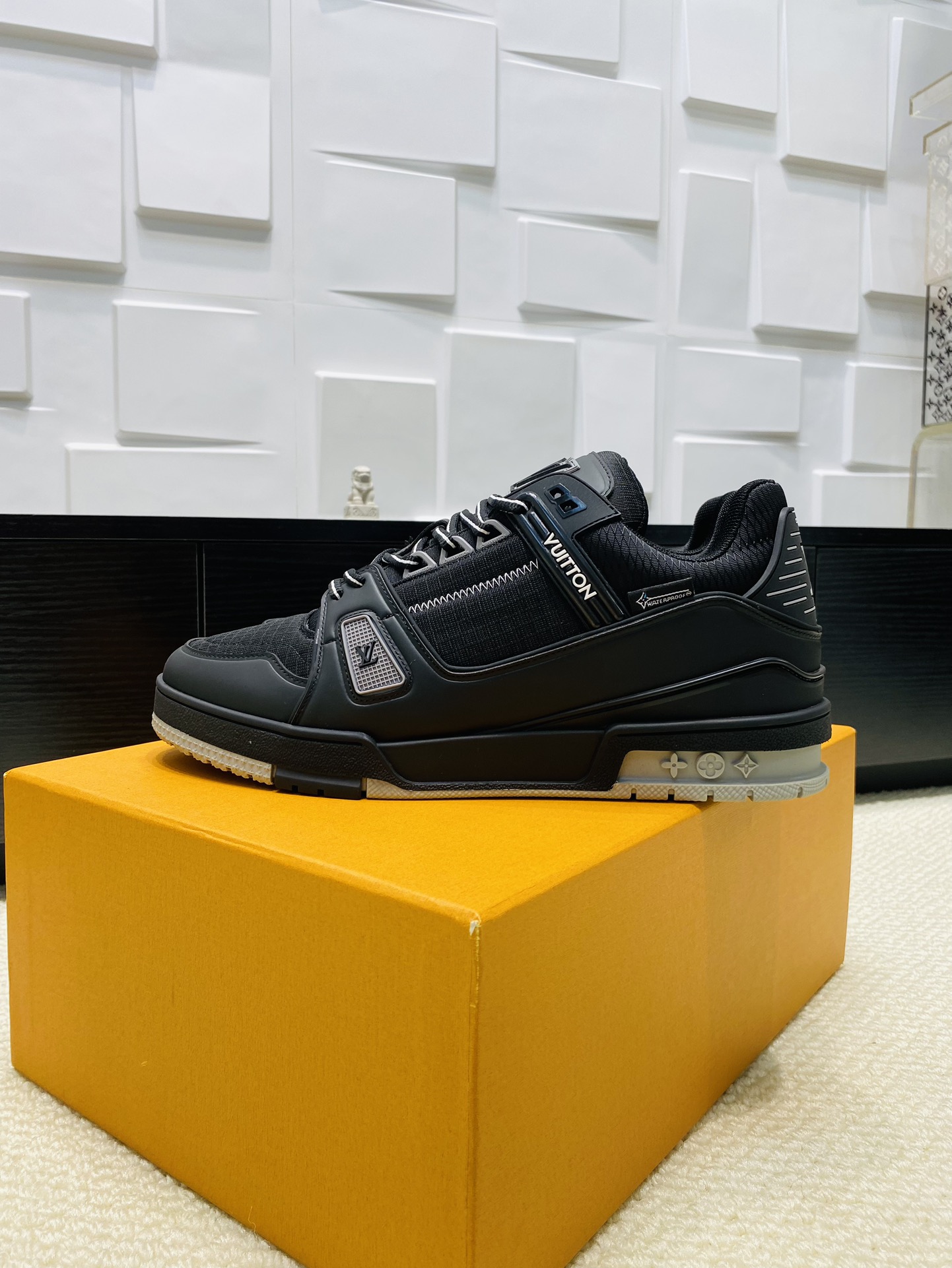 louis trainer black or white sneaker
