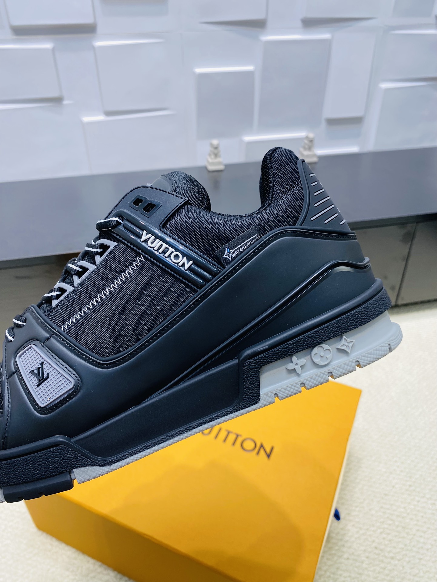 louis trainer black or white sneaker