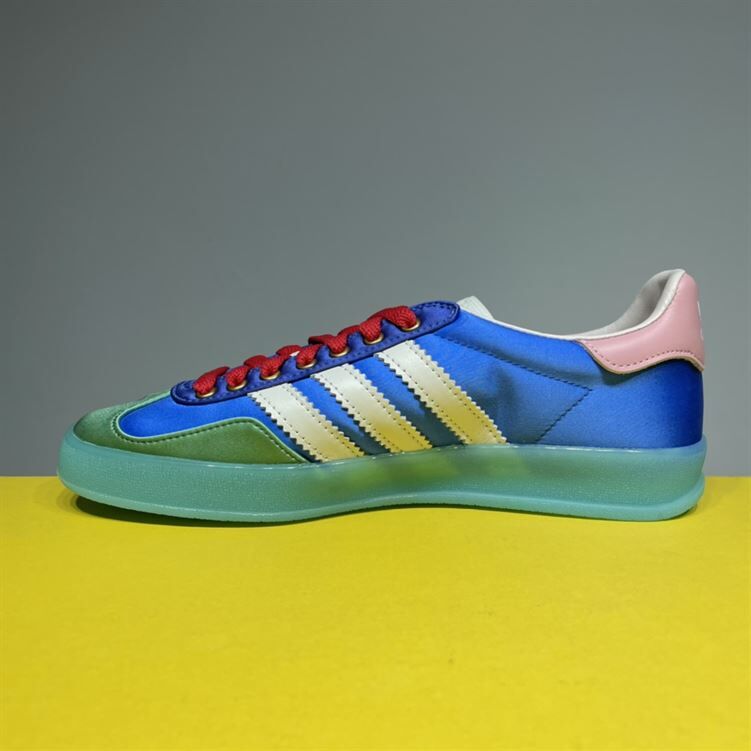 GUCCI X ADIDAS GAZELLE LOW-TOP SNEAKERS IN LIGHT BLUE   GCC029
