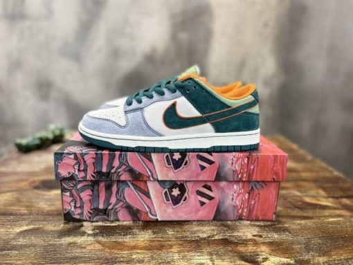 OTOMO KATSUHIRO X NIKE SB DUNK LOW SNEAKER   NSN003