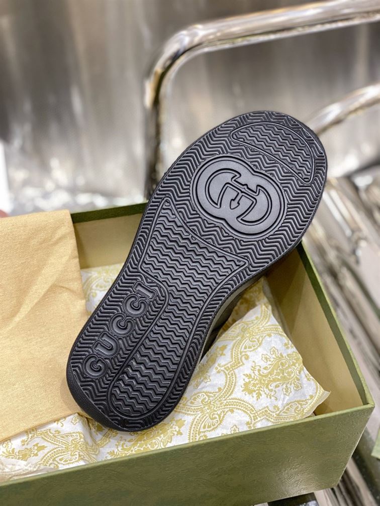 GUCCI MEN S GG EMBOSSED SNEAKER BLACK LEATHER   GCC004